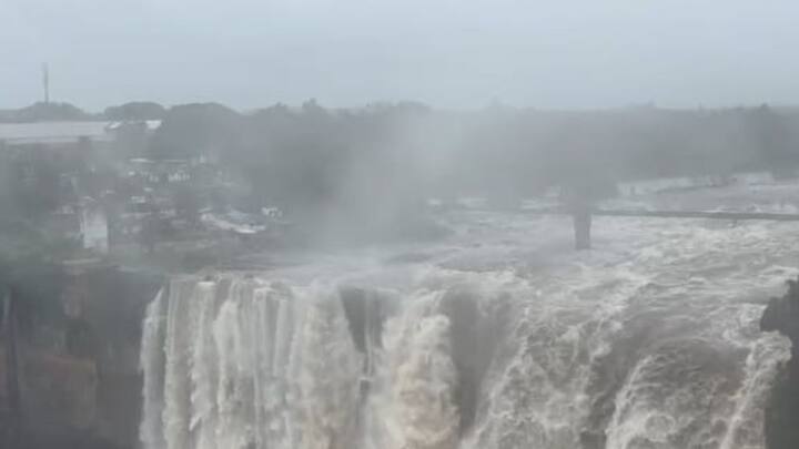 हा धबधबा बेळगावपासून 60 किमी आणि गोकाक शहरापासून 10 किमी अंतरावर आहे.