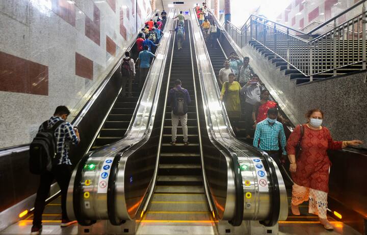 ২২ অগাস্ট শহরে আসছেন প্রধানমন্ত্রী। দমদমে প্রশাসনিক কর্মসূচি, বিভিন্ন সরকারি প্রকল্পের শিলান্যাসের পাশাপাশি জনসভা রয়েছে তাঁর। দমদমের প্রশাসনিক কর্মসূচি থেকেই নতুন তিন মেট্রো রুটের উদ্বোধন করবেন প্রধানমন্ত্রী।