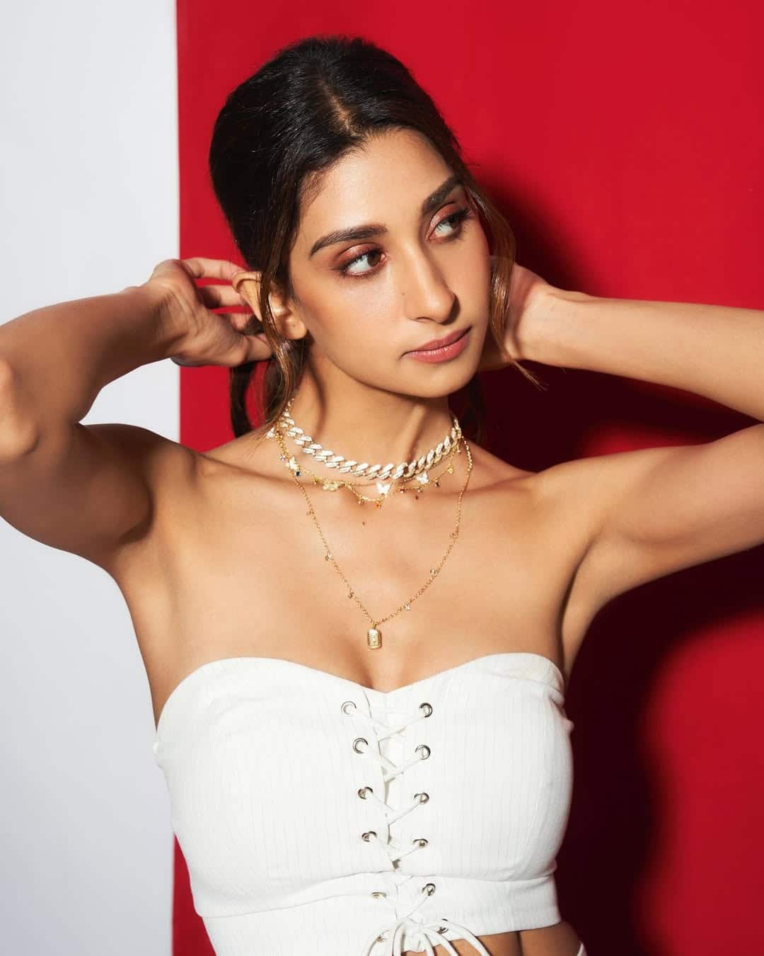 The multi -layer neckpiece looks absolutely perfect with the white of shoulder crop top.
