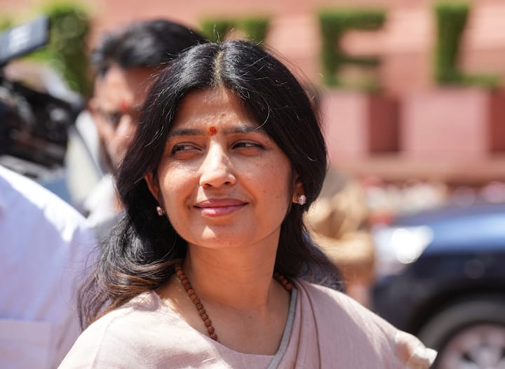 This photo is from outside the Parliament House where Dimple wearing a saree was captured. The rays of the sun falling on their face are increasing their beauty.