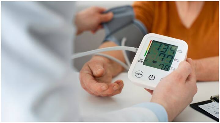 Expert suggestions on BP difference : మీకు తెలుసా? బీపీ మీ రెండు చేతుల్లో వేర్వేరుగా వస్తుంది. అయితే ఎంత తేడా వస్తే తీవ్రమైన ప్రమాదమో.. వైద్యులను ఎప్పుడు సంప్రదించాలో ఇప్పుడు తెలుసుకుందాం.