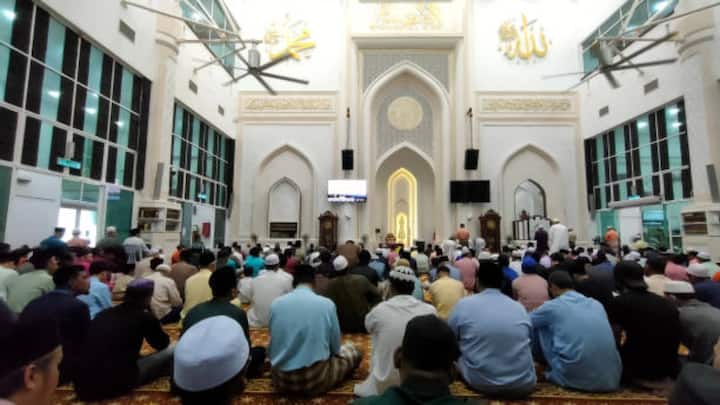 Malaysian lawyer Azira Aziz said that it is contrary to the education of the Quran, in which it is written that there is no obligation in religion. He suggested that awareness campaign and education programs are sufficient for prayers, it is not necessary to make it a crime.