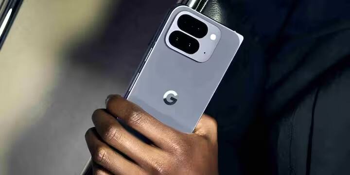 આ ફોલ્ડેબલ ડિવાઇસને બે કલર વેરિઅન્ટ મૂનસ્ટોન અને જેડમાં લોન્ચ કરી શકાય છે. તેનું વજન લગભગ 258 ગ્રામ હશે અને ફોલ્ડ કરવામાં આવે ત્યારે તે કોમ્પેક્ટ દેખાશે, જ્યારે તેને ખોલવામાં આવે ત્યારે તેની ડિઝાઇન પ્રીમિયમ ટેબ્લેટ જેવો અનુભવ આપશે.