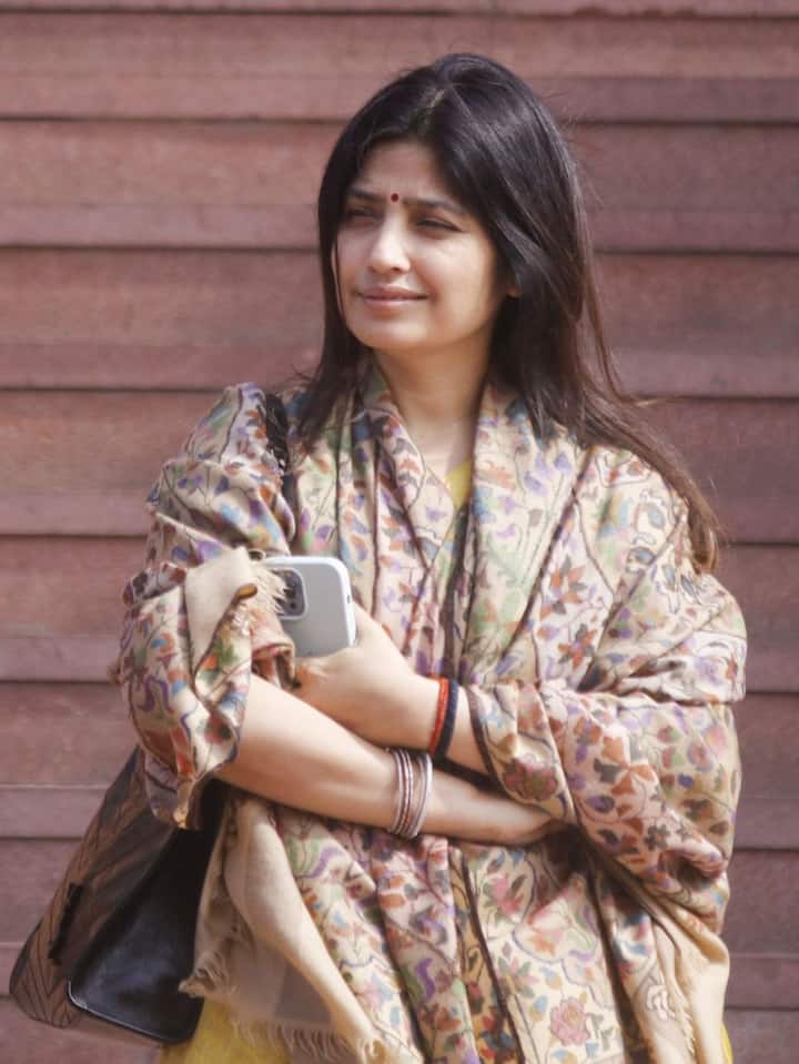 This photo is proof that Dimple Yadav is a natural beauty. She looks very beautiful even without makeup.