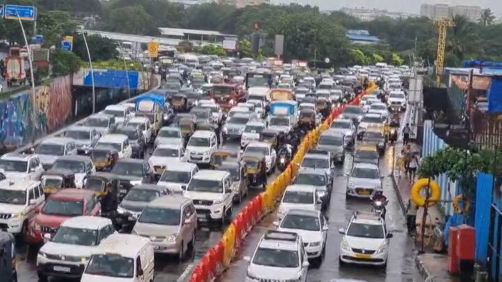 सध्या पश्चिम द्रुतगती महामार्गाची वाहतूक कोंडी काढण्याचे प्रयत्न देखील वाहतूक पोलिसांकडून युद्ध पातळीवर सुरू आहे.