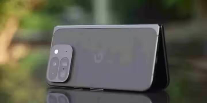 Google Pixel 10 Pro Fold: ગૂગલનો બહુપ્રતિક્ષિત મેડ બાય ગૂગલ ઇવેન્ટ 20 ઓગસ્ટના રોજ યોજાવા જઈ રહ્યો છે, અને આ સમય દરમિયાન કંપની તેની આગામી પેઢીની પિક્સેલ 10 શ્રેણી રજૂ કરશે. ગૂગલનો બહુપ્રતિક્ષિત મેડ બાય ગૂગલ ઇવેન્ટ 20 ઓગસ્ટના રોજ યોજાવાનો છે, અને આ સમય દરમિયાન કંપની તેની આગામી પેઢીની પિક્સેલ 10 શ્રેણી રજૂ કરશે. આ લાઇનઅપમાં પિક્સેલ 10, પિક્સેલ 10 પ્રો, પિક્સેલ 10 પ્રો XL અને સૌથી વધુ ચર્ચિત પિક્સેલ 10 પ્રો ફોલ્ડનો સમાવેશ થશે. લોન્ચ પહેલા જ, આ ફોલ્ડેબલ સ્માર્ટફોનના સંપૂર્ણ સ્પષ્ટીકરણો લીક થઈ ગયા છે, જે તેના ફીચર્સ અને શક્તિશાળી પ્રદર્શનની ઝલક આપે છે.