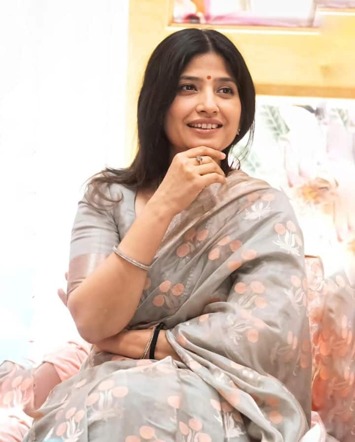 Dimple Yadav looks quite graceful in this floral printed saree. As usual, he has finalized his look by applying open hair and red dot.