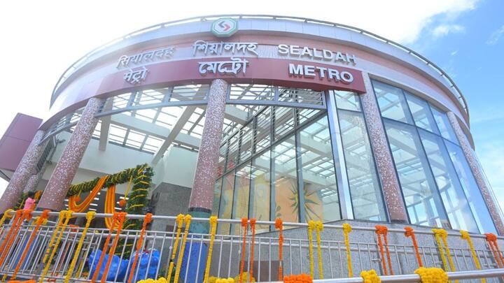 গতবছর ৬ মার্চ ইস্ট-ওয়েস্ট মেট্রোর হাওড়া ময়দান থেকে এসপ্ল্যানেড রুটের উদ্বোধন করেন প্রধানমন্ত্রী। তাঁর হাত ধরেই গঙ্গার নীচে দিয়ে মেট্রো রুটের সূচনা হয়।