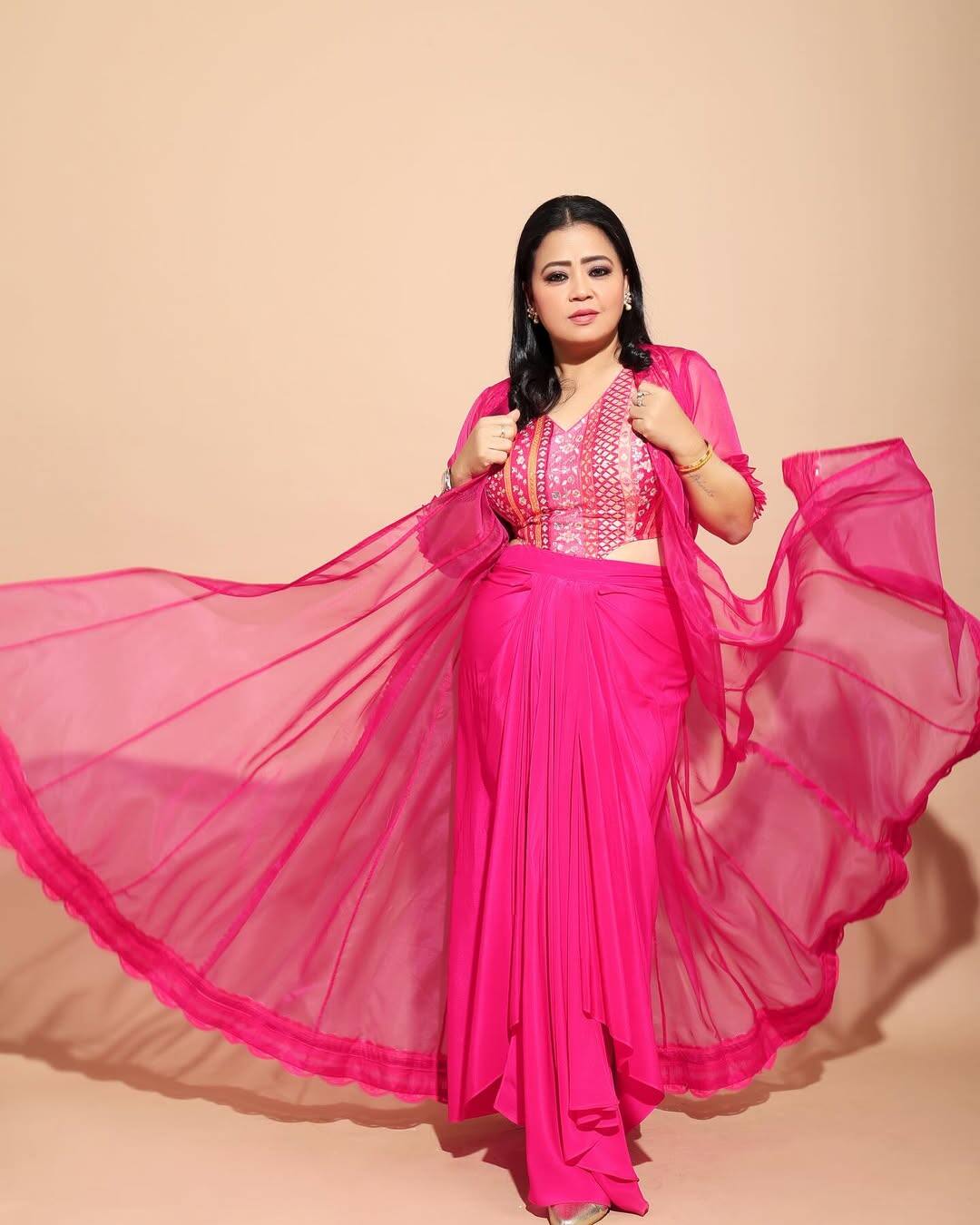 From career to family, Bharti made many revelations about everyone. Bharti told about her fees in front of everyone in Podcast. Also talked about earning more than joy.