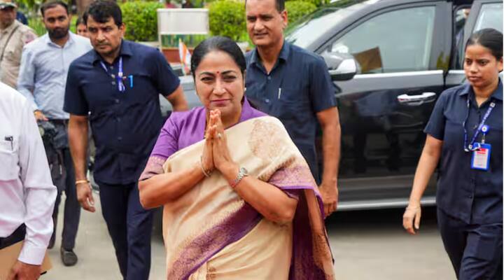 दिल्लीच्या मुख्यमंत्री रेखा गुप्ता यांच्यावर मुख्यमंत्री निवासस्थानी जनसुनावणीदरम्यान झालेल्याहल्ल्याप्रकरणी दिल्ली पोलिसांनी एका व्यक्तीला अटक केली आहे. त्याला सिव्हिल लाइन्स पोलिस ठाण्यात नेण्यात आले आहे.