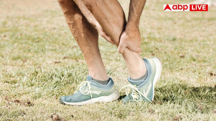 अगर आपको दिल की बीमारी का खतरा है तो पैरों में होने वाला दर्द Peripheral Artery Disease (PAD) हो सकता है. यह वही बीमारी है जिसमें धमनियों में ब्लॉकेज बन जाता है और खून का प्रवाह रुकने लगता है. PAD और दिल की बीमारी (CAD) की वजहें लगभग एक जैसी होती हैं.