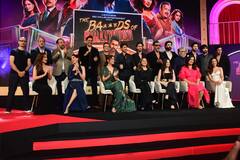 फ्रैक्चर हाथ में भी शाहरुख खान की एनर्जी जबरदस्त, आर्यन खान के शो की हिरोइन संग किया डांस