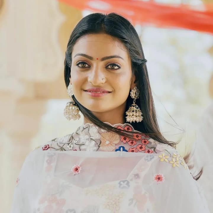 बॉलीवुड डेब्यू के पहले उनका 'सादगी' नाम का म्यूजिक वीडियो भी रिलीज हुआ जिसे ऑडियंस ने काफी पसंद किया था. इस वीडियो में उनके साथ उत्कर्ष सिंह ने भी काम किया है. रिलीज होते ही ये वीडियो भी सोशल मीडिया पर छा गया और फैंस ने मोनालिसा की बहुत सराहना की थी.