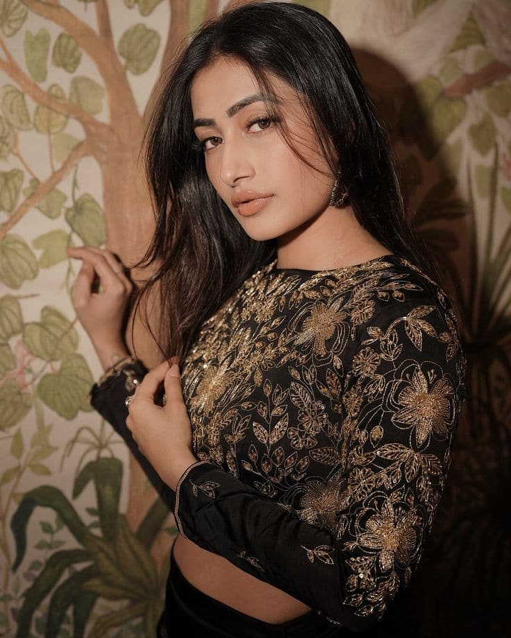 Hasina looks quite gorgeous in this black outfit. She has done glossy makeup with open hair. This picture is quite viral on social media and fans have also shown their love on it.