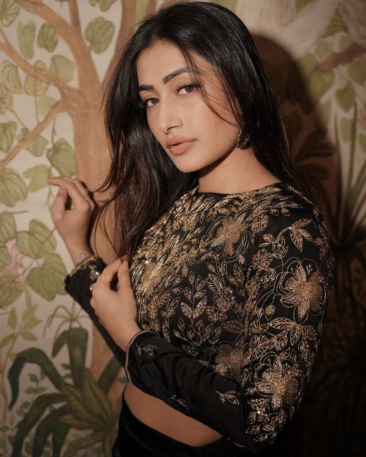 Hasina looks quite gorgeous in this black outfit. She has done glossy makeup with open hair. This picture is quite viral on social media and fans have also shown their love on it.