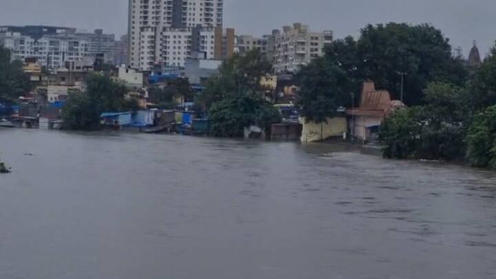 संजय गांधी नगर, लक्ष्मीनगर, भाटनगर, जाधव घाट, किवळे या वसाहतीत पाण्याने शिरकाव केला आहे.