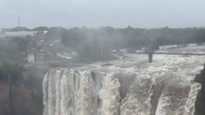 Gokak Waterfall: गोकाक धबधबा हा त्याच्या सौंदर्यासाठी ओळखला जाणारा धबधबा आहे. हा धबधबा बेळगावपासून 60 किमी आणि गोकाक शहरापासून 10 किमी अंतरावर आहे.