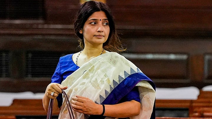 Dimple is mostly seen wearing a plane blouse with a Khadi saree, applying dot on the forehead and hair with half clutch. But even in this simplicity, she looks very beautiful.