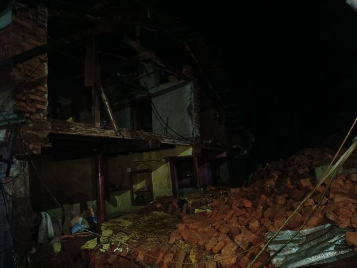 पन्हाळा तालुक्यात  मौजे मल्हारपेठमध्ये मुसळधार पावसामुळे शेजारच्या घराची भिंत पडून तिघे जखमी झाले.