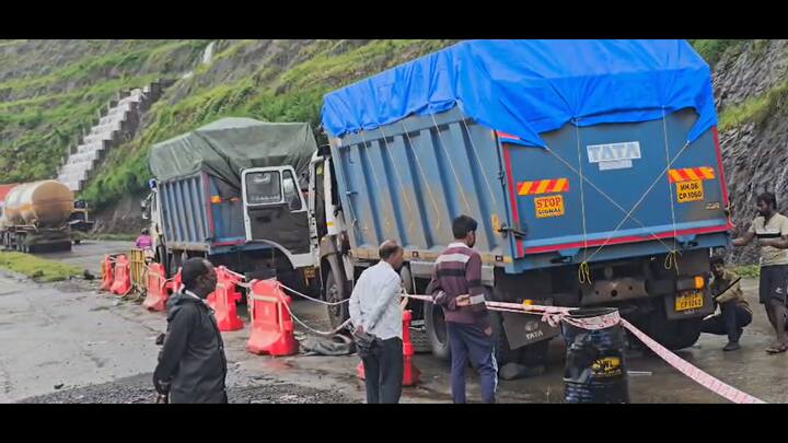 पुढे आलेल्या माहितीनुसार मागील एक तासाहून अधिक काळ घाटातली वाहतूक विस्कळीत झाली आहे. या ठिकाणी वाहतूक पोलीस नसल्यामुळे बेशिस्तपणे वाहन चालवणाऱ्यांमुळे वाहतूक कोंडी निर्माण होत असल्याचे बोललं जात आहे.