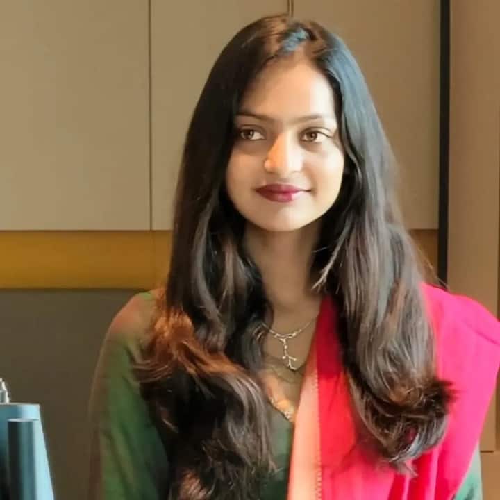 16 साल की मोनालिसा का ऐसा मानना है कि महादेव और गंगा मैया की कृपा से उसे इतना बड़ा मौका मिला है. अब सोशल मीडिया पर भी उनकी तगड़ी फैन फॉलोविंग हैं. इंस्टाग्राम पर मोनालिसा को 7 लाख से भी ज्यादा लोग फॉलो करते हैं.