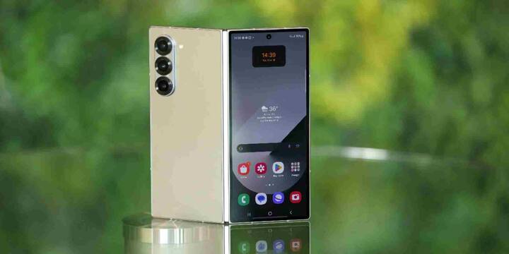 ये फोन सैमसंग के नए Galaxy Z Fold 7 को टक्कर देगा. सैमसंग का ये फोल्डेबल फोन उन यूज़र्स के लिए तैयार किया गया है जो एक सामान्य स्मार्टफोन की पोर्टेबिलिटी चाहते हैं लेकिन साथ ही बड़े स्क्रीन की ताकत भी इस्तेमाल करना पसंद करते हैं. यह सिर्फ 215 ग्राम वज़नी है, यानी Galaxy S25 Ultra से हल्का. फोल्ड करने पर इसकी मोटाई 8.9 मिमी और खोलने पर मात्र 4.2 मिमी है.