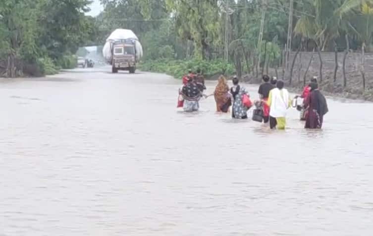 Five inches of rain in Mahuva taluka of Bhavnagar મેઘરાજાનું રૌદ્ર સ્વરૂપ: મહુવા તાલુકામાં જળબંબાકાર, 4 કલાકથી પાણીમાં ફસાયેલા વ્યક્તિનું દિલધડક રેસ્ક્યૂ
