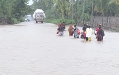 મેઘરાજાનું રૌદ્ર સ્વરૂપ: મહુવા તાલુકામાં જળબંબાકાર, 4 કલાકથી પાણીમાં ફસાયેલા વ્યક્તિનું દિલધડક રેસ્ક્યૂ