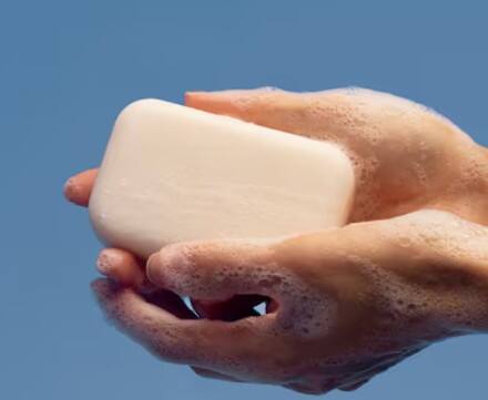 साबुन टेस्ट: थोड़ी सी हल्दी को पानी में घोलें और उसमें साबुन की झाग मिलाएं. अगर हल्दी का रंग और भी गहरा हो जाए, तो उसमें मिलावट हो सकती है. असली हल्दी का रंग झाग के साथ ज्यादा नहीं बदलता.