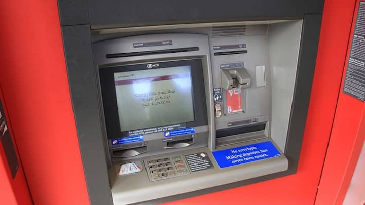 এটিএমে লেনদেনের জন্য এসএমএস ও ইমেলের উপরে নজর রাখুন। কোনও অবৈধ লেনদেন হলে আপনার ফোনে মেসেজ আসবে।