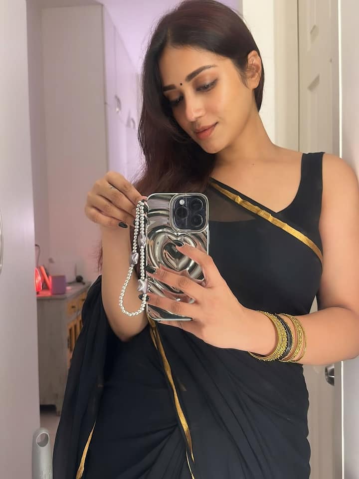 சமூகவலைதளங்களில் ஆக்டிவாக இருக்கும் நிவேதா பெத்துராஜின் லேட்டஸ்ட் க்ளிக்ஸ் வைரலாகி வருகிறது.