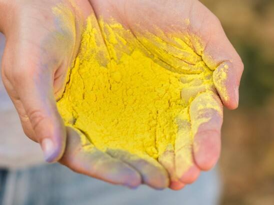 हाथ पर रगड़कर जांच: हल्दी को अपनी हथेली या सफेद कपड़े पर रगड़कर देखें. असली हल्दी का रंग आसानी से साफ हो जाता है, जबकि नकली हल्दी का दाग देर तक चिपका रहता है.