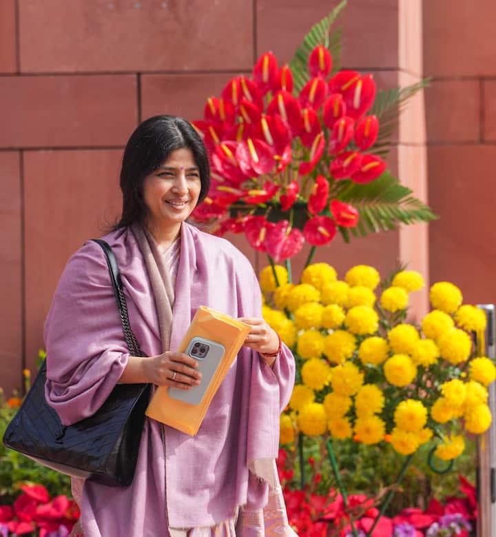 Dimple Yadav is a Lok Sabha MP from Mainpuri and is often seen during the Parliament session. During this time she is always seen in a very simple look.