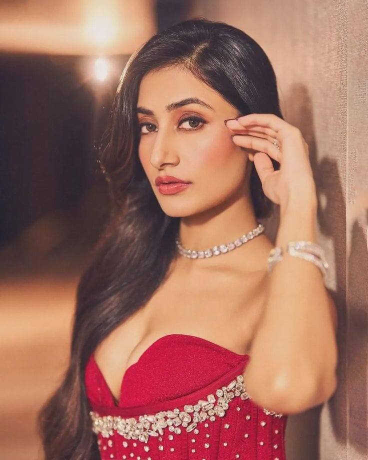 Apart from this, Dhanashree Verma also competes with many Bollywood actresses with her beauty and fitness. She often shares her gorgeous photos on social media, seeing that users lose their heart every time.
