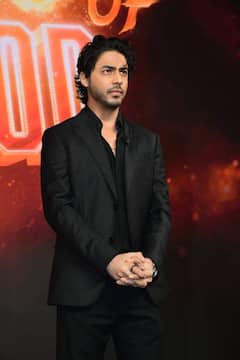 फ्रैक्चर हाथ में भी शाहरुख खान की एनर्जी जबरदस्त, आर्यन खान के शो की हिरोइन संग किया डांस