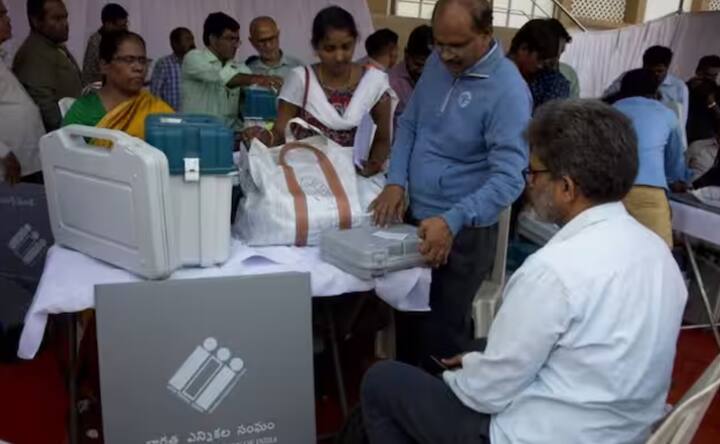 ਇਸ ਲਈ ਜੇਕਰ ਸਭ ਕੁਝ ਠੀਕ ਹੋਣ ਦੇ ਬਾਵਜੂਦ ਤੁਹਾਡਾ ਨਾਮ ਵੋਟਰ ਸੂਚੀ ਵਿੱਚੋਂ ਹਟਾ ਦਿੱਤਾ ਜਾਂਦਾ ਹੈ, ਤਾਂ ਤੁਸੀਂ ਇਸ ਬਾਰੇ ਆਪਣੇ ਇਲਾਕੇ ਦੇ ਬੀਐਲਓ ਨਾਲ ਗੱਲ ਕਰ ਸਕਦੇ ਹੋ ਅਤੇ ਫਾਰਮ ਭਰ ਕੇ ਆਪਣਾ ਨਾਮ ਦੋ ਵਾਰ ਜੁੜਵਾ ਸਕਦੇ ਹੋ। ਇਹ ਕੰਮ ਸਮੇਂ ਸਿਰ ਕਰਨਾ ਜ਼ਰੂਰੀ ਹੈ।