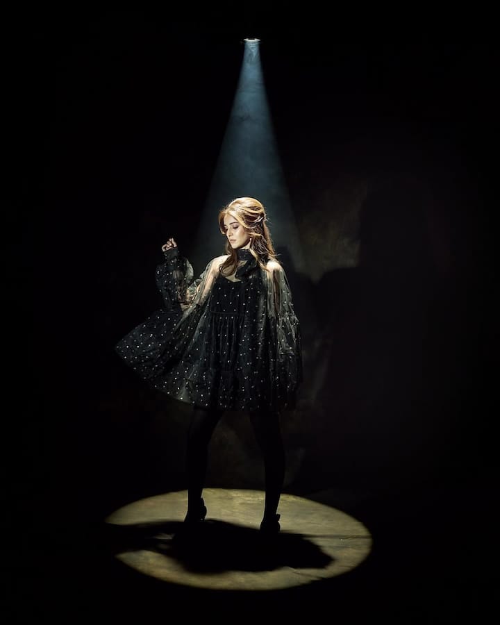 अनन्या ने इस लुक में एक ओवरसाइज़्ड पोल्का डॉट नेट ड्रेस पहना है, जिसे उन्होंने मैचिंग ब्लैक कलर की स्टॉकिंग्स के साथ पहना है. बालों के लिए उन्होंने हाफ अप्डू किया है और मेकअप काफी मिनिमल रखा है.