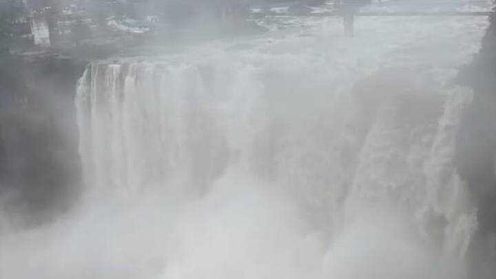 कर्नाटकाचा प्रसिद्ध गोकाक धबधब्याला मुसळधार पावसाने आक्राळ विक्राळ रूप प्राप्त झाले आहे.