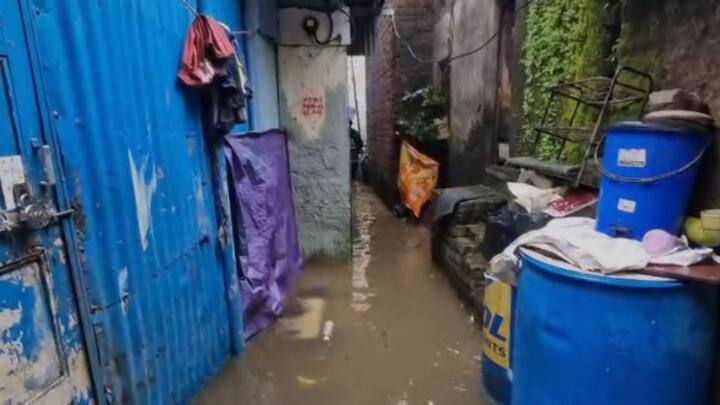 महात्मा ज्योतीबा फुले शाळेत या नागरिकांना राहण्याची सोय करण्यात आली आहे.