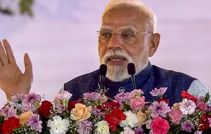 ਭਾਰਤ ਦੇ ਪ੍ਰਧਾਨ ਮੰਤਰੀ ਨਰਿੰਦਰ ਮੋਦੀ 30 ਅਗਸਤ ਨੂੰ ਜਾਪਾਨ ਦਾ ਦੌਰਾ ਕਰਨਗੇ। ਇਸ ਤੋਂ ਬਾਅਦ, ਉਹ 31 ਤੋਂ 1 ਸਤੰਬਰ ਤੱਕ ਚੀਨ ਦੇ ਦੌਰੇ 'ਤੇ ਹੋਣਗੇ ਜਿੱਥੇ ਉਹ SCO ਮੀਟਿੰਗ ਵਿੱਚ ਸ਼ਾਮਲ ਹੋਣਗੇ। ਸੂਤਰਾਂ ਅਨੁਸਾਰ, ਇਹ ਦੌਰਾ ਭਾਰਤ ਅਤੇ ਜਾਪਾਨ ਵਿਚਕਾਰ ਰਣਨੀਤਕ ਅਤੇ ਆਰਥਿਕ ਸਬੰਧਾਂ ਨੂੰ ਹੋਰ ਮਜ਼ਬੂਤ ਕਰਨ ਲਈ ਮਹੱਤਵਪੂਰਨ ਹੋਵੇਗਾ। ਇਹ ਦੌਰਾ ਦੋਵਾਂ ਦੇਸ਼ਾਂ ਵਿਚਕਾਰ ਵਪਾਰ, ਤਕਨਾਲੌਜੀ ਅਤੇ ਰੱਖਿਆ ਸਹਿਯੋਗ ਨੂੰ ਉਤਸ਼ਾਹਿਤ ਕਰੇਗਾ। ਆਓ ਜਾਣਦੇ ਹਾਂ ਕਿ ਜੇਕਰ ਤੁਸੀਂ ਜਾਪਾਨ ਜਾਂਦੇ ਹੋ ਤਾਂ 10,000 ਰੁਪਏ ਦੇ ਬਜਟ ਵਿੱਚ ਤੁਸੀਂ ਕੀ ਖਰੀਦ ਸਕਦੇ ਹੋ।