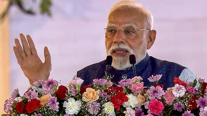 यह दौरा दोनों देशों के बीच व्यापार, तकनीक और रक्षा सहयोग को बढ़ावा देगा. चलिए जानते हैं कि अगर आप जापान की यात्रा पर जाते हैं तो 10,000 रुपये के बजट में वहां क्या-क्या खरीद सकते हैं.