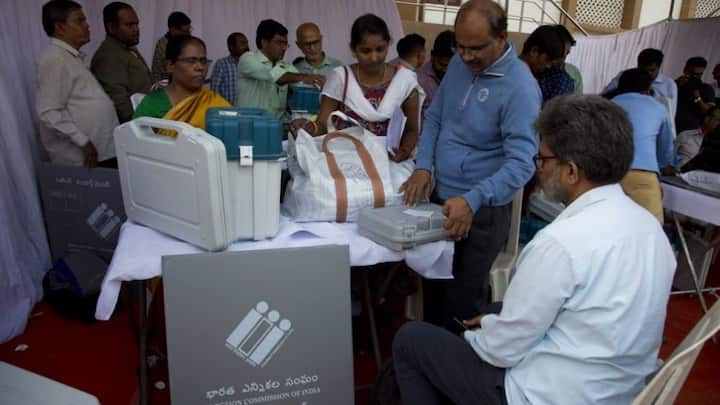 इसलिए अगर आपका नाम सब चीजें सही होने के बावजूद भी वोटर लिस्ट से काट दिया जाता है. तो इस बारे में आप अपने क्षेत्र के बीएलओ से बात कर सकते हैं. और फॉर्म भर के दो बार अपना नाम जुड़वा सकते हैं. समय रहते ही यह काम कर लेना जरूरी है.