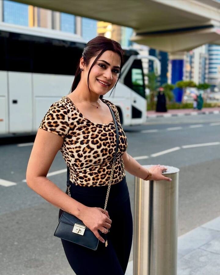 फैंस अक्सर ही उनके स्टाइल और फैशन की तारीफ करते हैं और हर बार ही कृतिका अपने ग्लैमरस अंदाज से यूजर्स को अपना मुरीद बना ही लेती हैं. यूट्यूबर होने के साथ-साथ वो सोशल मीडिया इन्फ्लूएंसर भी हैं.