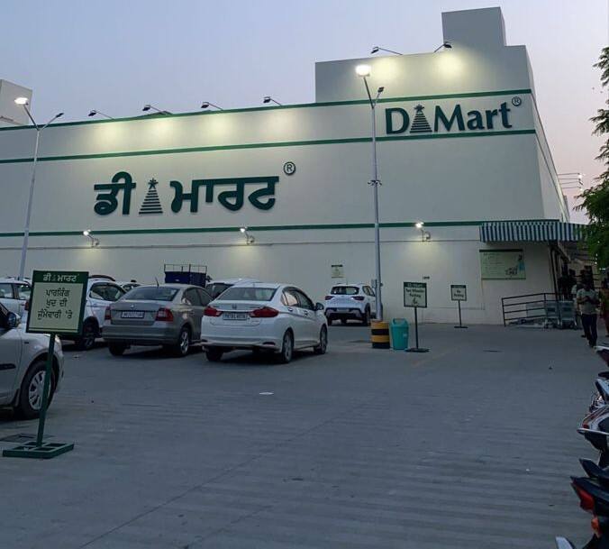 रिटेल तज्ज्ञांच्या म्हणण्यानुसार, छोट्या चोरींमुळे प्रत्येक डीमार्ट स्टोअरला रोज जवळपास 5 ते 10 हजार रुपयांचे नुकसान होत आहे.