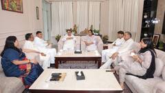 हमले के बाद CM रेखा गुप्ता की पहली तस्वीर, दिल्ली के सभी सांसदों के साथ चाय पीती दिखीं