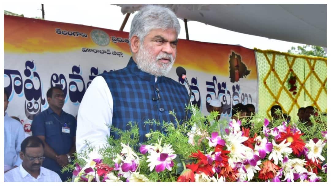 telangana Speaker prasad kumar will send notices to BRS defector MLAs తెలంగాణ రాజకీయాల్లో కీలక మలుపు: పార్టీ మారిన 10 మంది ఎమ్మెల్యేలకు స్పీకర్ నోటీసులు!