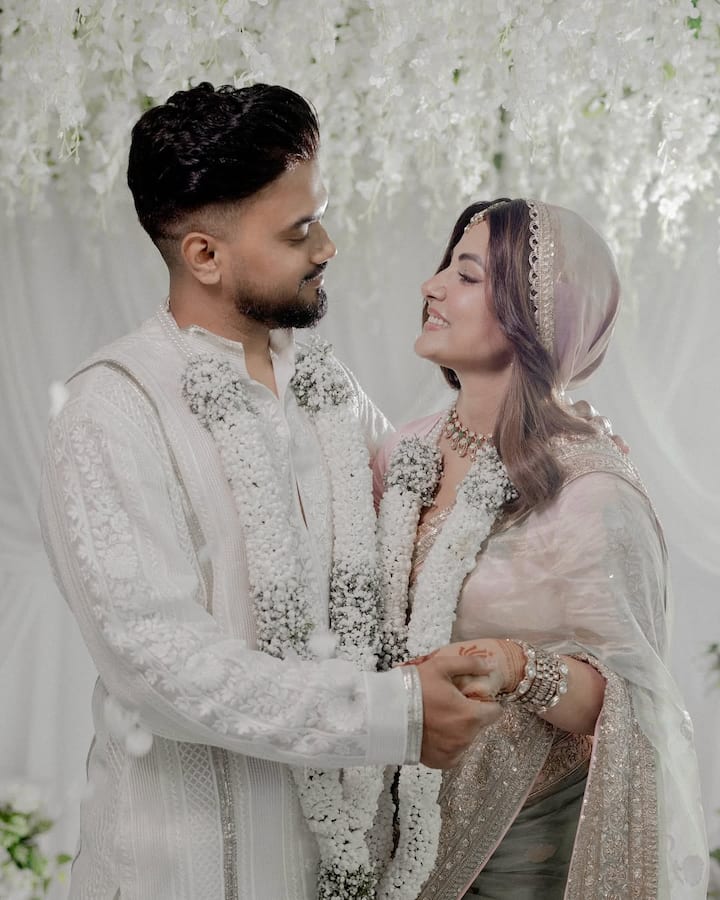 हिना और रॉकी हाल ही में शादी के बंधन में बंधे हैं. अचानक से शादी करके हिना और रॉकी ने सभी को चौंका दिया. कई सालों तक डेट करने के बाद ये कपल शादी के बंधन में बंधा है.