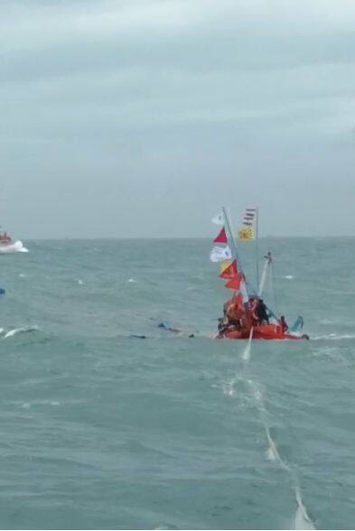 ही मासेमारी नौका गुजरात येथील असल्याचे समजत आहे.