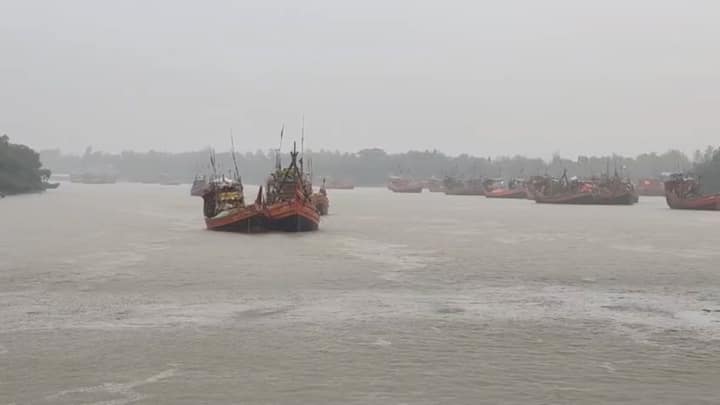 আলিপুর আবহাওয়া দফতরের পূর্বাভাস অনুযায়ী, আজ-কাল দক্ষিণবঙ্গজুড়ে দুর্যোগ চলবে।