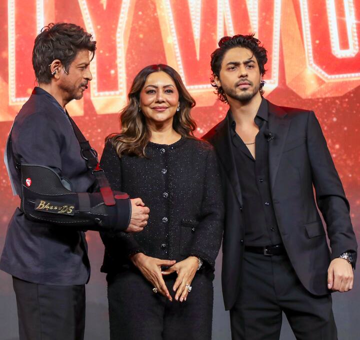 बीते दिन शाहरुख खान के लाडले आर्यन खान की नेटफ्लिक्स सीरीज बैडस ऑफ बॉलीवुड का प्रीव्यू लॉन्च किया गया था. इस दौरान आर्यन खान को उनके पिता शाहरुख खान और उनकी मां गौरी उनका सपोर्ट करते हुए नजर आए.